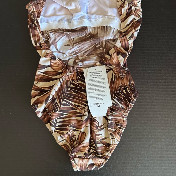 VENUS Swim One Piece - Picture 4 of 7
